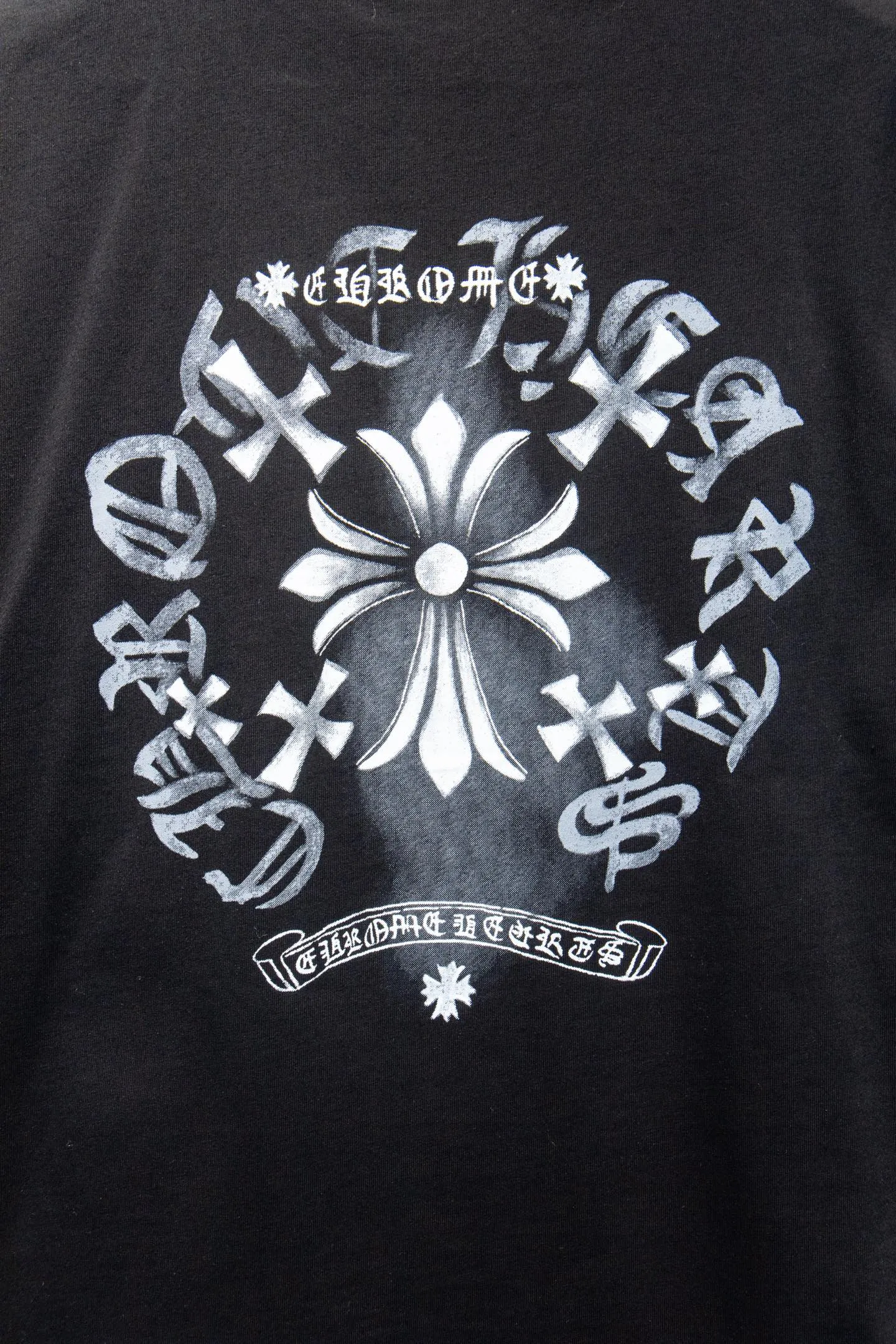 🅿️180 Style No.: 7058# Chrome hearts• 25ss ⚠YB custom-woven and custom-dyed fabric, color, printing, version, accessories. The fabric is woven by imported machines. The uniqueness of the cloth texture creates a perfect ready-made effect. The fabric is made of 260-gram clean cloth with 320-gram 1*1 rib. 4-color environmentally friendly custom-dyed fabric, and the threads are in the same cylinder without color difference.  Gradient graffiti on garments, hand-made graffiti technology on garments, the details of the collar, pockets, cuffs, and front and rear threads are clearly visible. The printing uses Japanese BROTHER white ink digital direct-injection garment printing. This model is a global limited edition. In order to present a product like a work of art, after a long period of repeated determination of details, a very high-standard garment is presented. The front chest is made of direct-injection printing environmentally friendly glue material, using a mechanized printing process. Mechanical printing has high precision, the positioning accuracy can reach ±0.02mm, and the quality is stable.   The body is treated with graffiti elements, which greatly increases the interest of the clothing; it has a unique visual effect. The special washing effect creates a unique aged effect.  Croix Heart Short Sleeve must be the first short-sleeved piece in spring and summer that blurs the boundaries of unisex style. It has a classic dropped shoulder oversize version and a loose and casual upper body.  Color: Black White Size: S M L XL